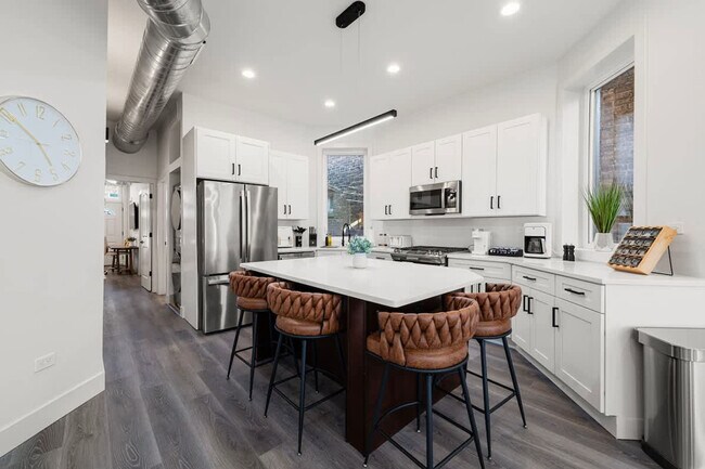 Photo - 1543 N Claremont Ave Unit ID1244945P