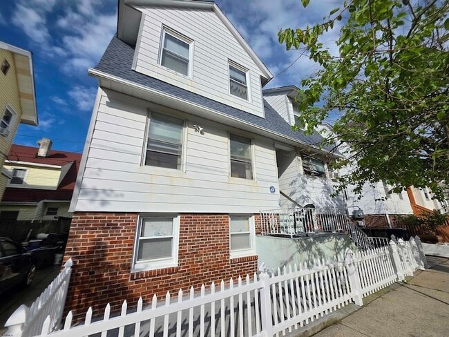 Building Photo - 45 N Windsor Ave