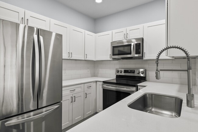 Photo - Colonial Court Apartments