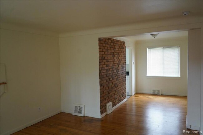 Photo - 16145 Baylis St