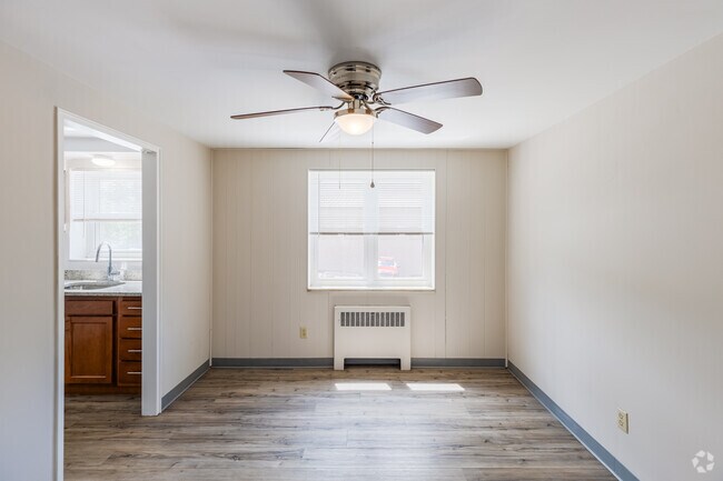 2BR, 1BA - 735SF - Dining Room - Lebanon Vue