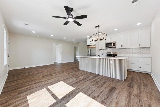 Photo - 2136 Commander Rd