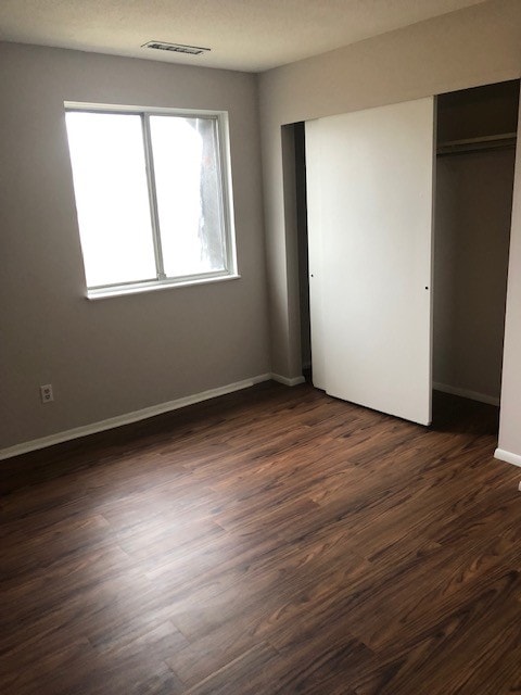 bedroom - Village on the Green Apartments