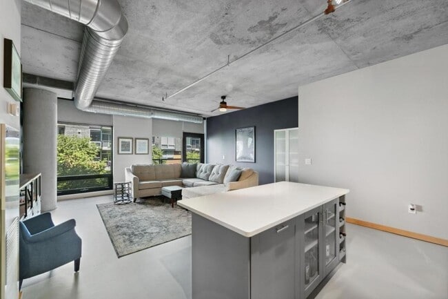 Photo - 720 N 4th St