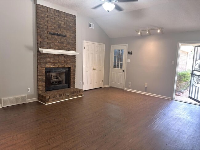 Photo - 2806 Maryland Cir E