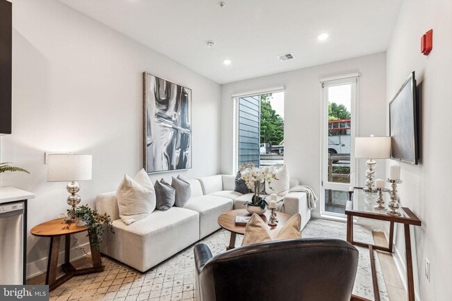 Building Photo - 6910 Ridge Ave Unit 312