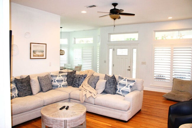 Building Photo - 82 Mark St Unit ID1285919P