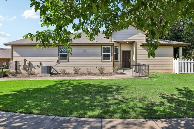Building Photo - 711 Rolling Oak Dr Unit 100