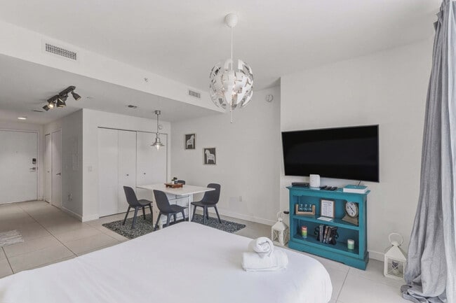 Building Photo - 5350 NW 84th Ave Unit SI FL7-ID1353133P