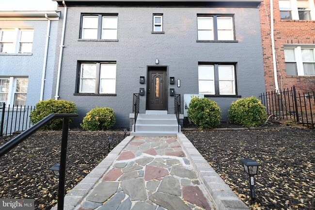 Building Photo - 1230 Penn St NE Unit 1