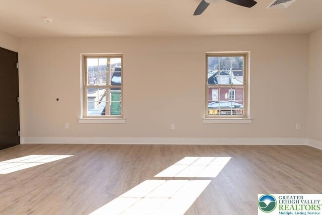 Photo - 1275 E 4th St Unit 202