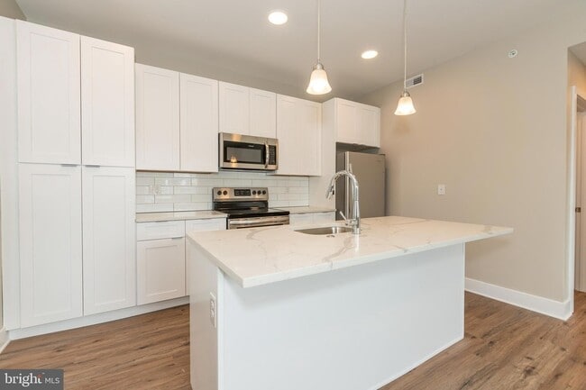 Building Photo - 2220-28 Master St Unit 12