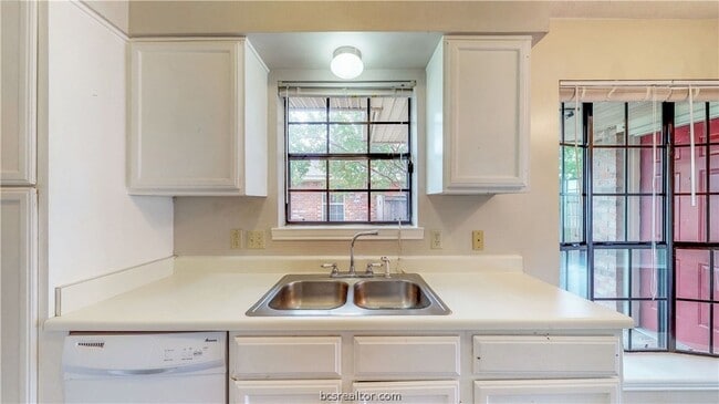 Photo - 1913 Woodsman Dr