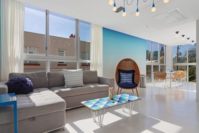 Building Photo - 250 Collins Ave Unit ID1272096P