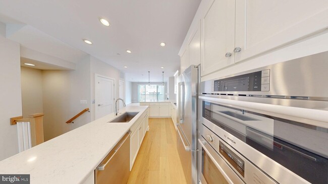 Photo - 10324 Grosvenor Pl