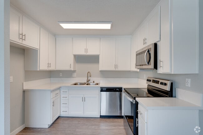 2BR, 1.5BA - 893SF - West Fifth Apartments