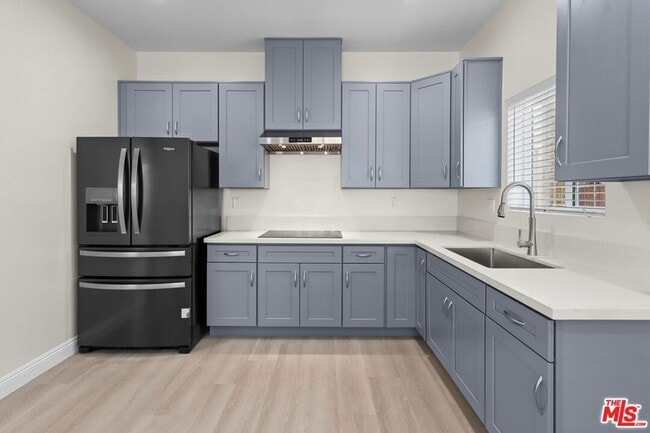 Photo - 2445 Harwood St