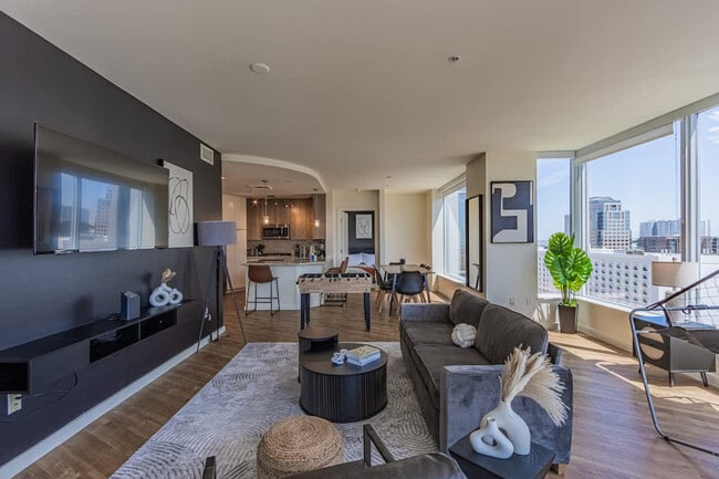 Building Photo - 44 W Monroe St Unit ID1263193P