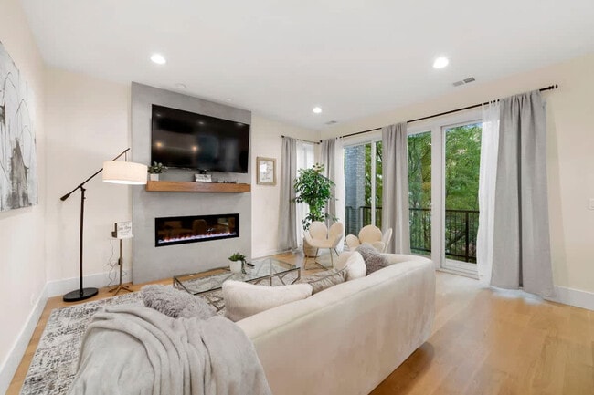 Building Photo - 2110 W Washington Blvd Unit ID1261735P