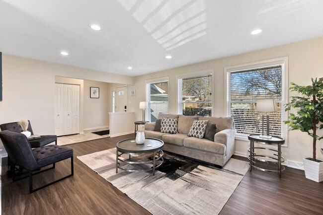 Building Photo - 6213 Beaver Dam Rd Unit ID1285022P