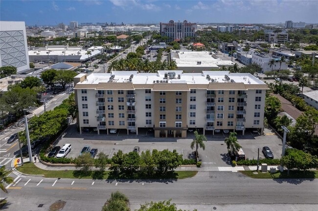 Building Photo - 1050 SE 15th St Unit 409