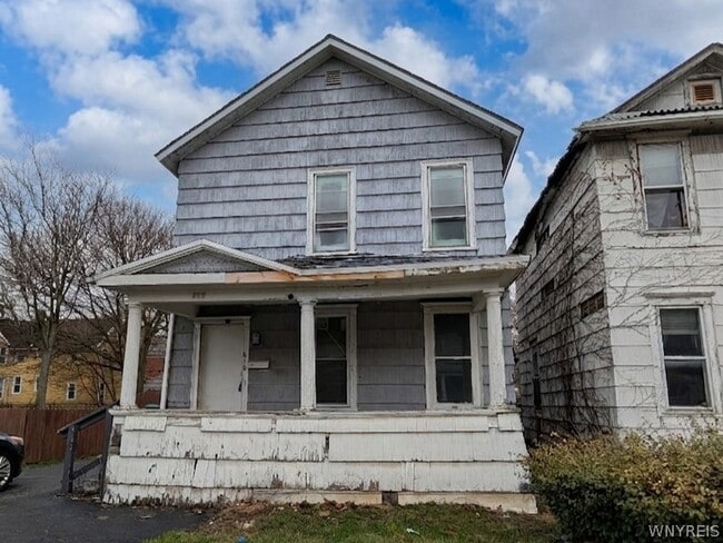 Building Photo - 616 7th St