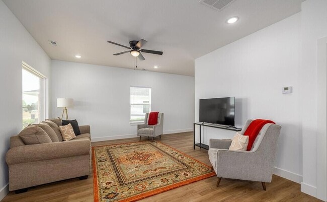 Photo - 922 N Blake Ave