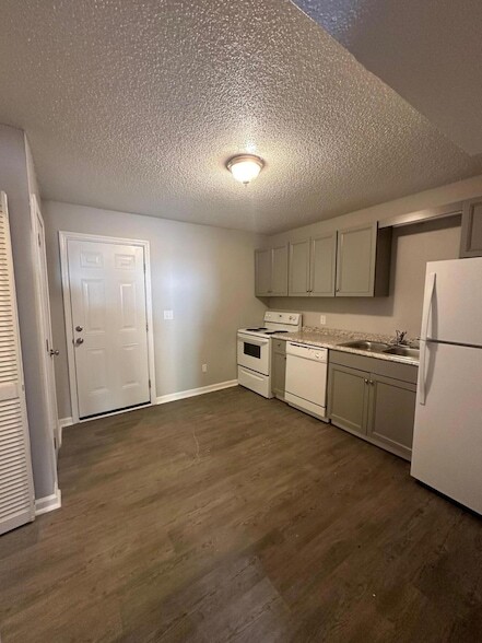 Photo - 1720 37th St NE