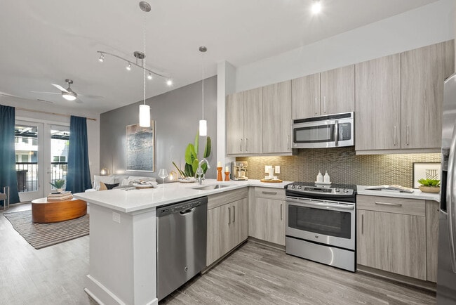 Building Photo - Circa Uptown