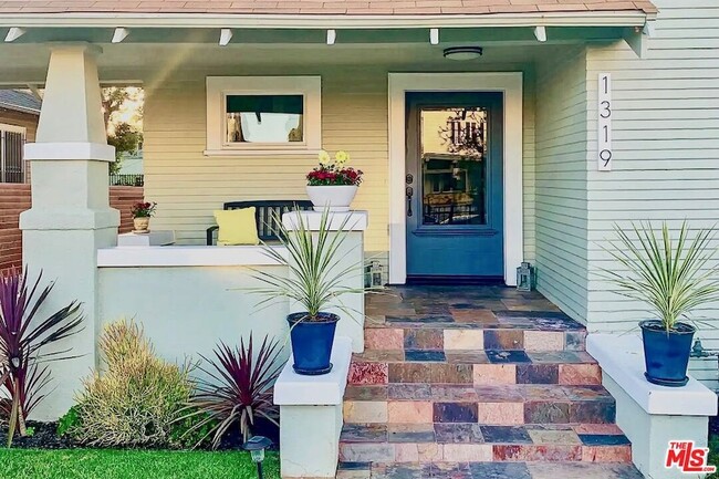 Building Photo - 1319 12th Ave