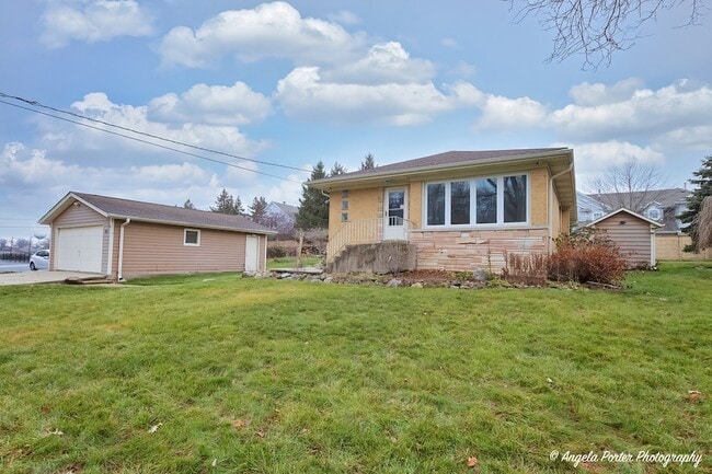 Building Photo - 40 Pine Tree Row