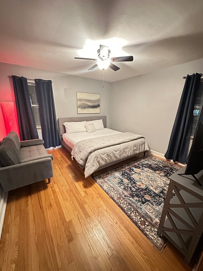 Building Photo - 7047 Hampton Ave Unit SI ID1490319P