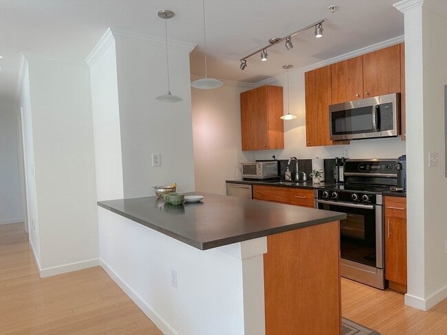 Building Photo - 16 Miner St Unit 308