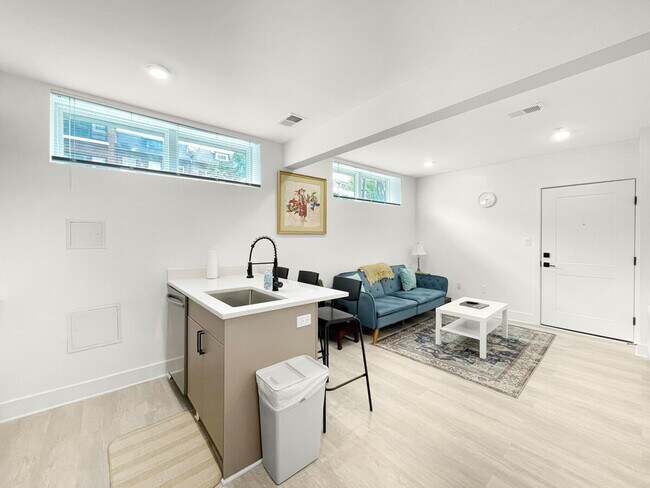 Photo - 1033 Newton St NE Unit SI ID1573092P