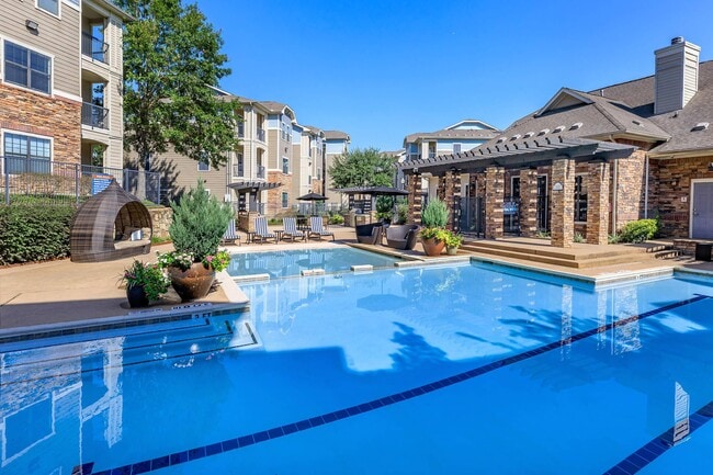 Building Photo - 5 Oaks