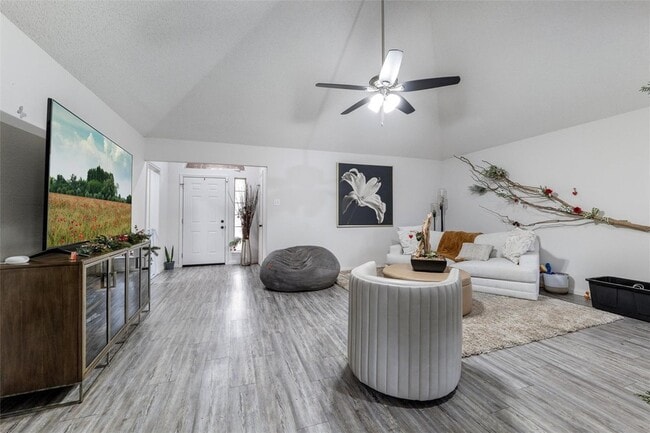 Photo - 916 Clover Hill Ln