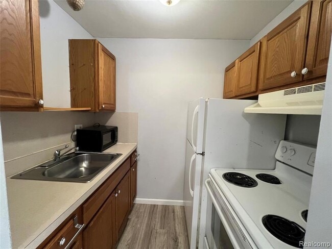 Photo - 31831 Grand River Ave