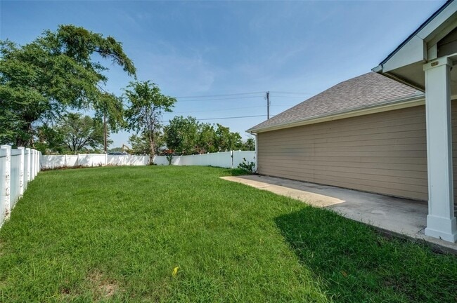 Photo - 9801 Cedarcrest Dr