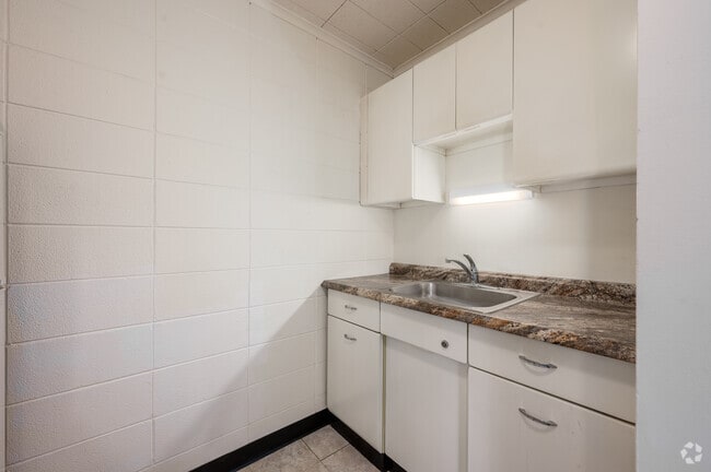 1BR, 1BA - 750SF - Kitchen - Carrollton Manor Apartments