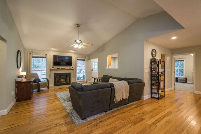 Building Photo - 10 Silver Springs Dr Unit SI ID1597191P