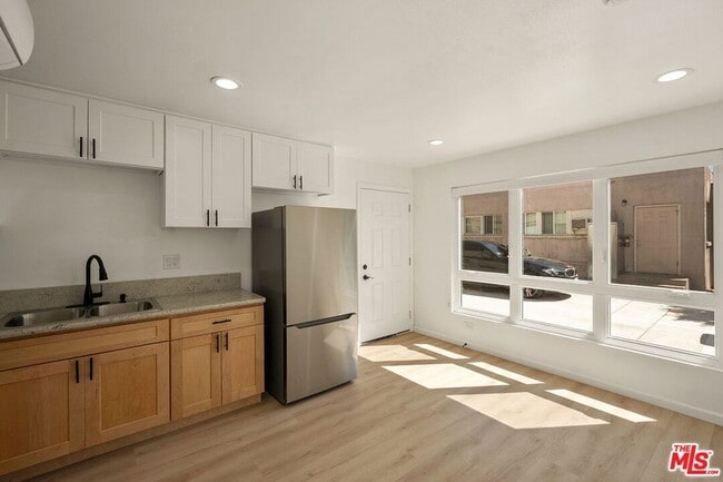 Building Photo - 435 W Elk Ave