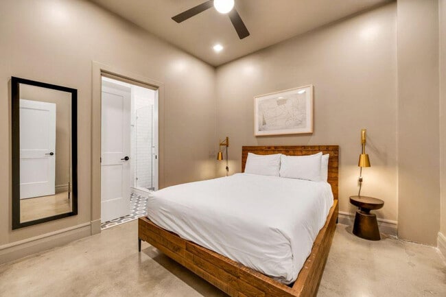 Photo - 505 E Travis St Unit ID1267137P