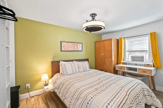Photo - 2737 College St Unit SI ID1578465P