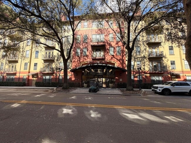 Building Photo - 911 N Orange Ave Unit 125