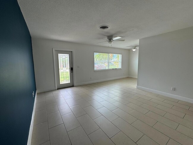 Photo - 110 N Las Olas Dr