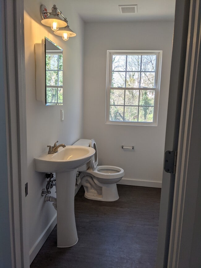 Photo - 113 Wayne Pl SE