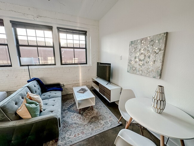 Building Photo - 701 E 2nd St N Unit ID1073582P