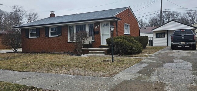 Building Photo - 20445 Kenmore Ave