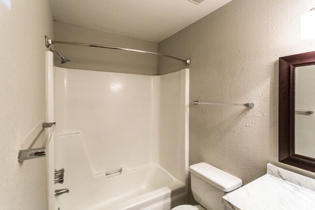 1BR, 1BA - 721 SF - Bathroom - Chelsea Place
