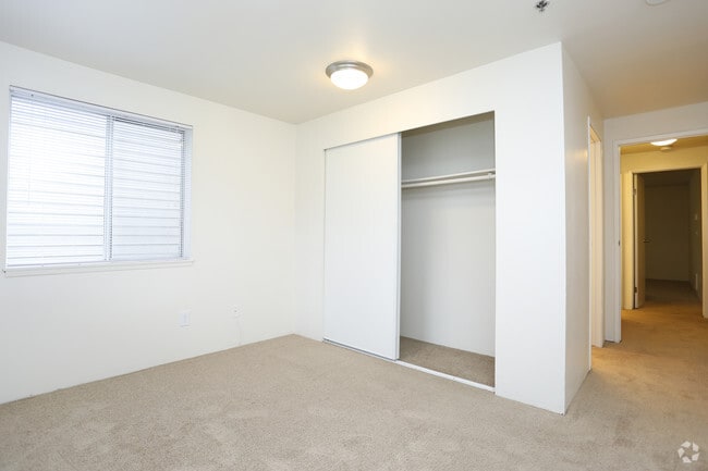 Photo - Bay Club Apartments